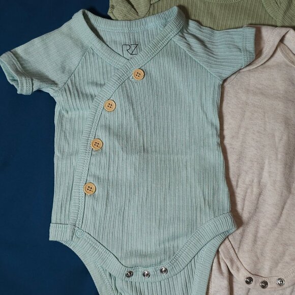 Lot of 3 Ribbed Trend Bodysuits/Rompers (0-3 months) - Picture 7 of 7